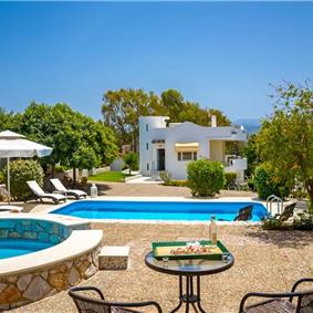 4 bedroom villa with pool close to beach on Akrotiri peninsula, sleeps 8